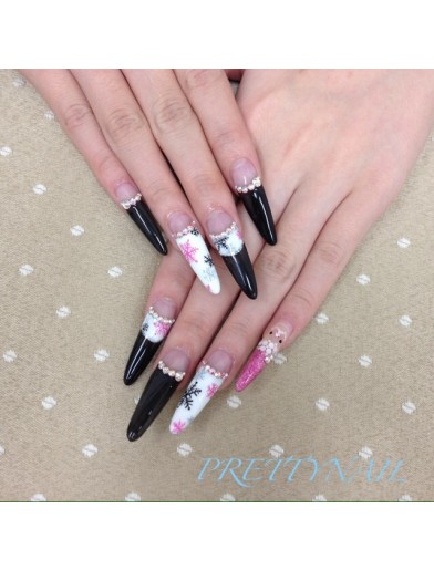 白 黒 ピンクの雪の結晶xmasネイル 池袋のネイルサロン ネイルスクール Prettynail プリティーネイル
